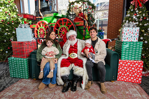 RKPhoto-2025-TheCharlestonSanta-Nov28-0167