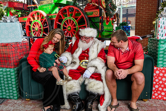 RKPhoto-2025-TheCharlestonSanta-Nov28-0172