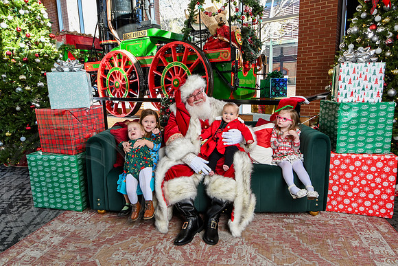 RKPhoto-2025-TheCharlestonSanta-Nov28-0174