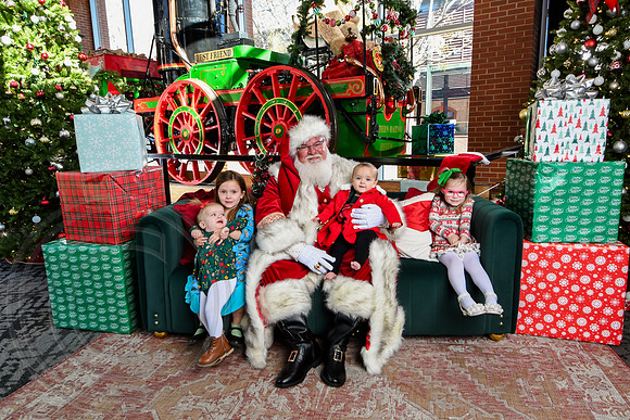 RKPhoto-2025-TheCharlestonSanta-Nov28-0175