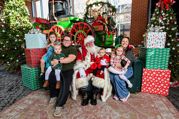 RKPhoto-2025-TheCharlestonSanta-Nov28-0176