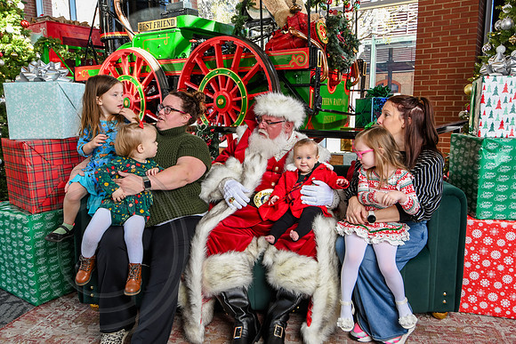 RKPhoto-2025-TheCharlestonSanta-Nov28-0177