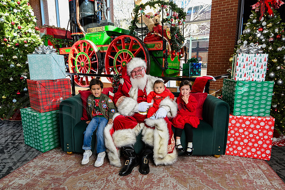 RKPhoto-2025-TheCharlestonSanta-Nov28-0182