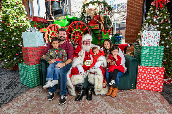 RKPhoto-2025-TheCharlestonSanta-Nov28-0183