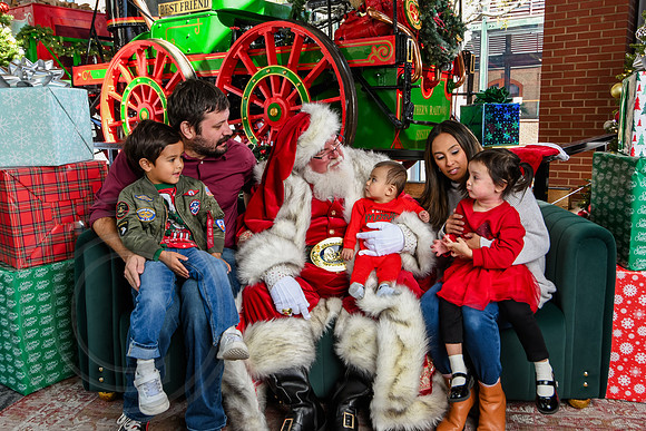 RKPhoto-2025-TheCharlestonSanta-Nov28-0185