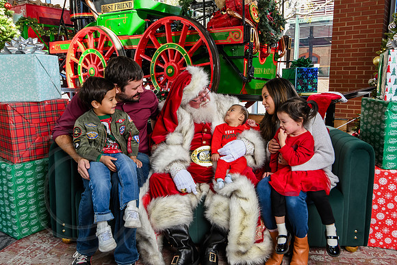 RKPhoto-2025-TheCharlestonSanta-Nov28-0187