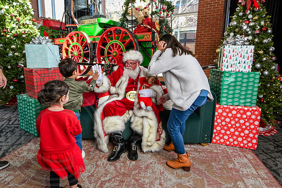 RKPhoto-2025-TheCharlestonSanta-Nov28-0188