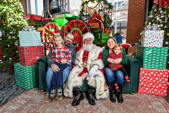 RKPhoto-2025-TheCharlestonSanta-Nov28-0189