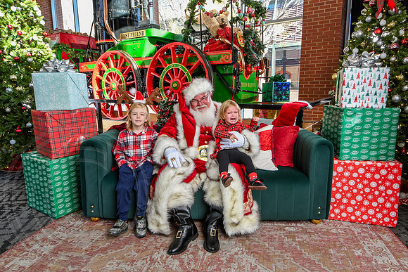 RKPhoto-2025-TheCharlestonSanta-Nov28-0190