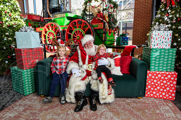 RKPhoto-2025-TheCharlestonSanta-Nov28-0191