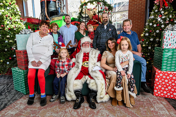 RKPhoto-2025-TheCharlestonSanta-Nov28-0193