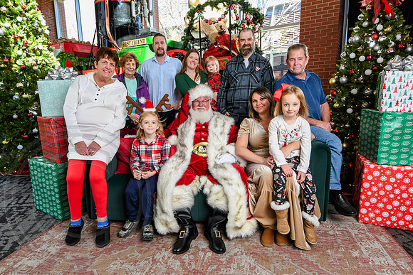 RKPhoto-2025-TheCharlestonSanta-Nov28-0194