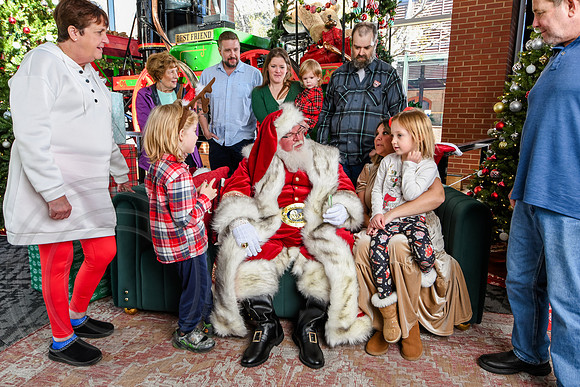 RKPhoto-2025-TheCharlestonSanta-Nov28-0195