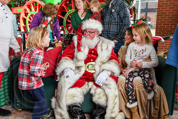 RKPhoto-2025-TheCharlestonSanta-Nov28-0196