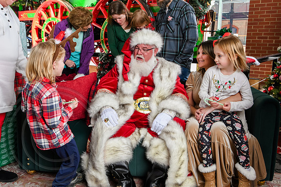 RKPhoto-2025-TheCharlestonSanta-Nov28-0197