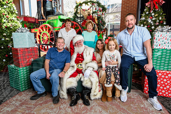 RKPhoto-2025-TheCharlestonSanta-Nov28-0198