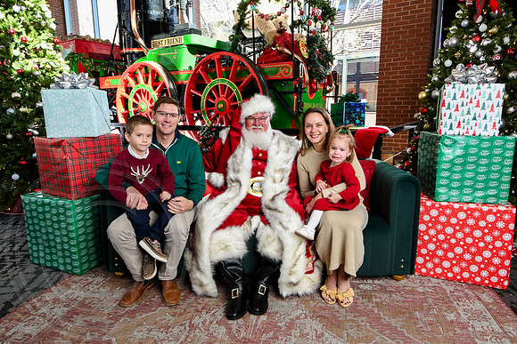 RKPhoto-2025-TheCharlestonSanta-Nov28-0203
