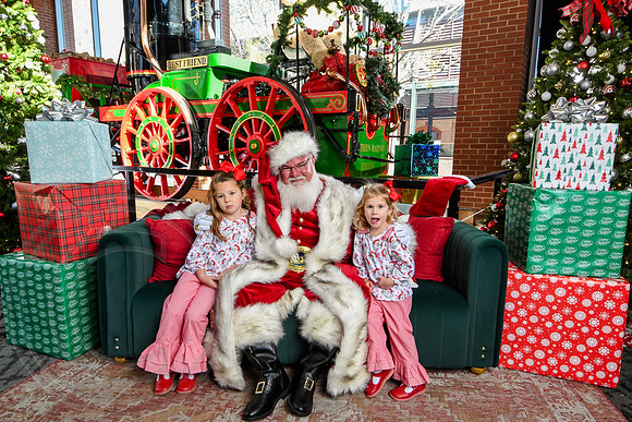 RKPhoto-2025-TheCharlestonSanta-Nov28-0207