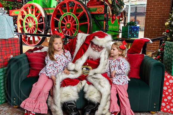 RKPhoto-2025-TheCharlestonSanta-Nov28-0208