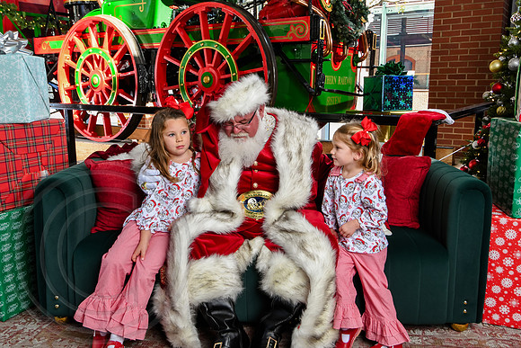 RKPhoto-2025-TheCharlestonSanta-Nov28-0209