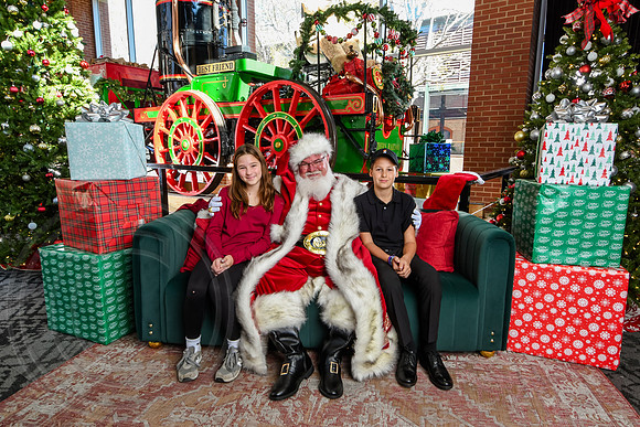 RKPhoto-2025-TheCharlestonSanta-Nov28-0210