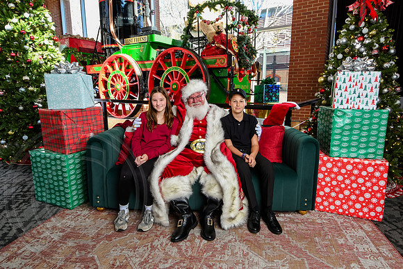 RKPhoto-2025-TheCharlestonSanta-Nov28-0211