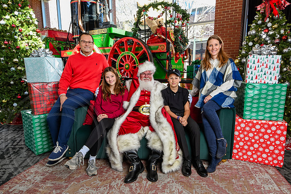 RKPhoto-2025-TheCharlestonSanta-Nov28-0212