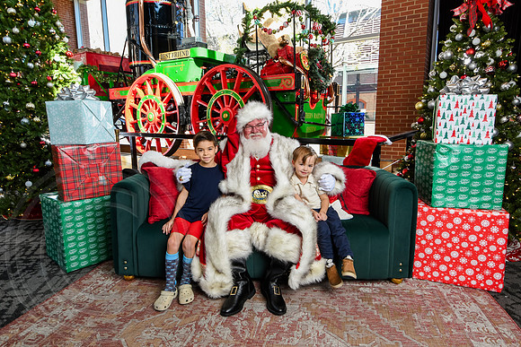 RKPhoto-2025-TheCharlestonSanta-Nov28-0215
