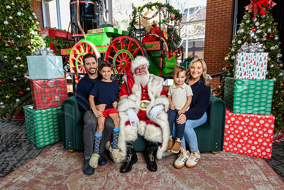 RKPhoto-2025-TheCharlestonSanta-Nov28-0216