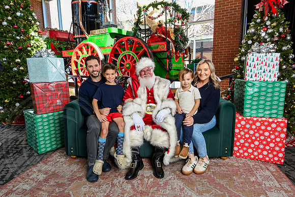 RKPhoto-2025-TheCharlestonSanta-Nov28-0217