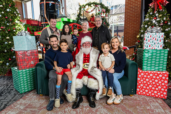 RKPhoto-2025-TheCharlestonSanta-Nov28-0218