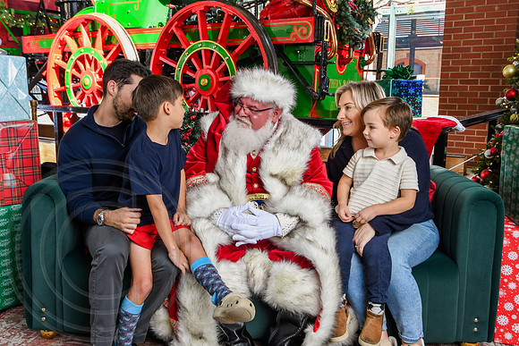 RKPhoto-2025-TheCharlestonSanta-Nov28-0220