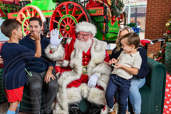 RKPhoto-2025-TheCharlestonSanta-Nov28-0221