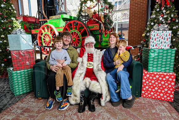 RKPhoto-2025-TheCharlestonSanta-Nov28-0226