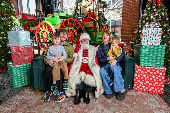 RKPhoto-2025-TheCharlestonSanta-Nov28-0227