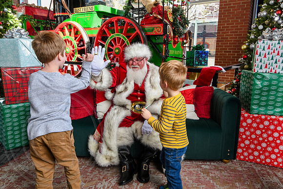 RKPhoto-2025-TheCharlestonSanta-Nov28-0228