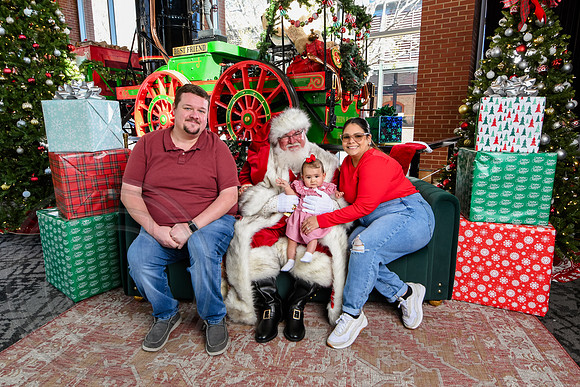 RKPhoto-2025-TheCharlestonSanta-Nov28-0230