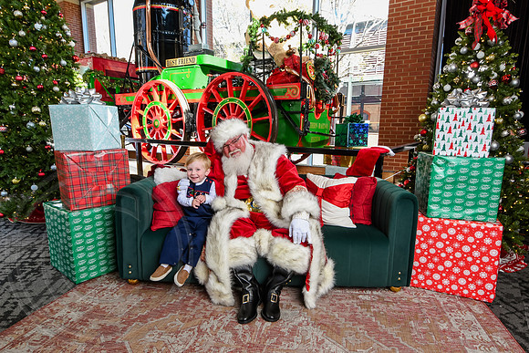 RKPhoto-2025-TheCharlestonSanta-Nov28-0231