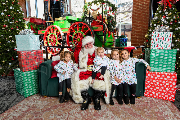 RKPhoto-2025-TheCharlestonSanta-Nov28-0235