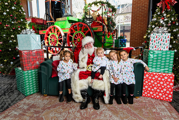 RKPhoto-2025-TheCharlestonSanta-Nov28-0236