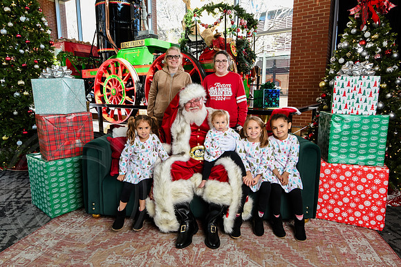 RKPhoto-2025-TheCharlestonSanta-Nov28-0237