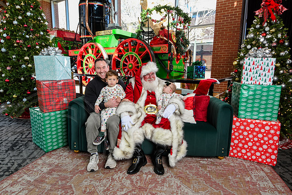 RKPhoto-2025-TheCharlestonSanta-Nov28-0238