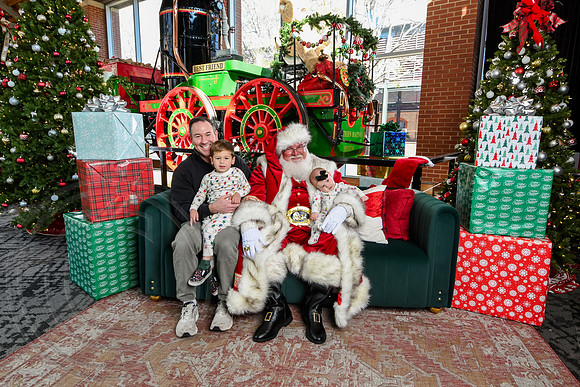 RKPhoto-2025-TheCharlestonSanta-Nov28-0239