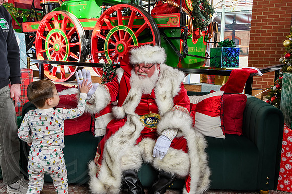RKPhoto-2025-TheCharlestonSanta-Nov28-0240