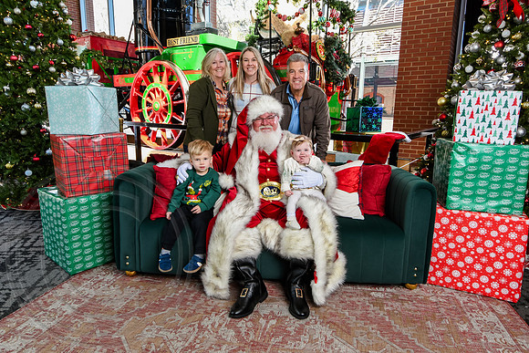 RKPhoto-2025-TheCharlestonSanta-Nov28-0242