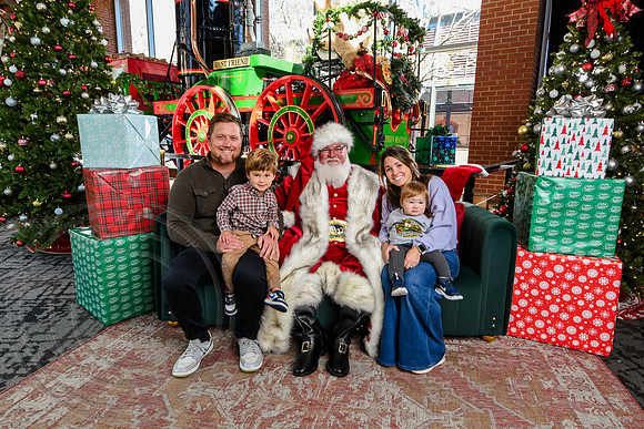 RKPhoto-2025-TheCharlestonSanta-Nov28-0247