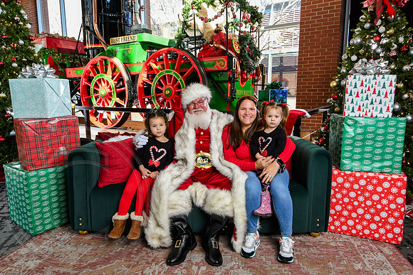 RKPhoto-2025-TheCharlestonSanta-Nov28-0250