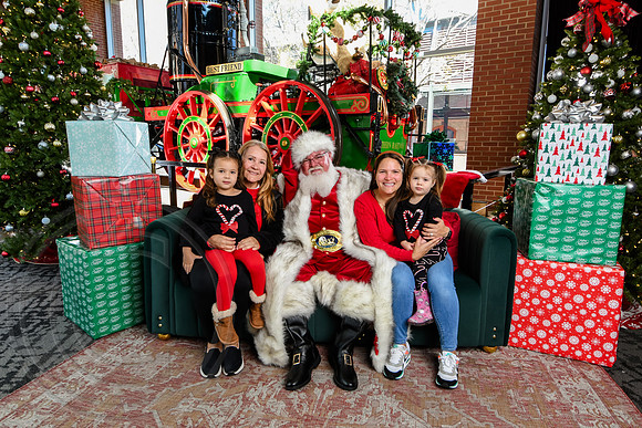 RKPhoto-2025-TheCharlestonSanta-Nov28-0251