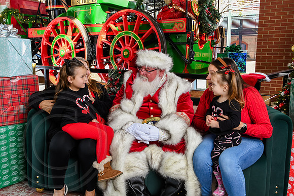 RKPhoto-2025-TheCharlestonSanta-Nov28-0252