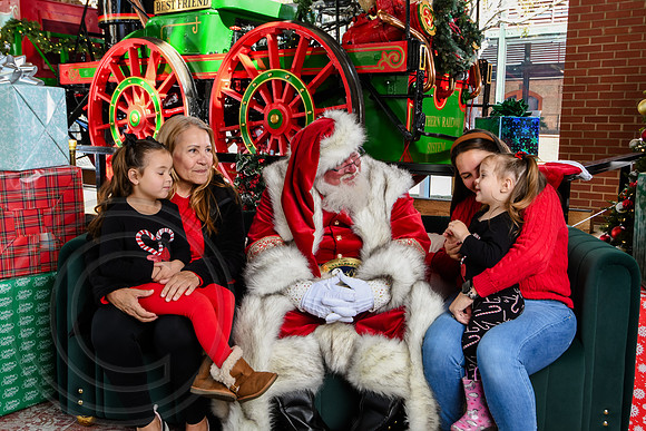 RKPhoto-2025-TheCharlestonSanta-Nov28-0253